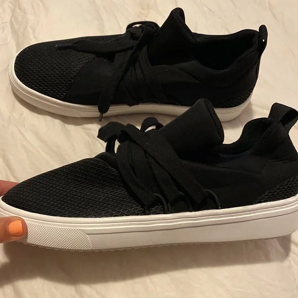 COPY - Steve Madden Lancer Tennis Shoe 8.5 - Picture 2 of 4